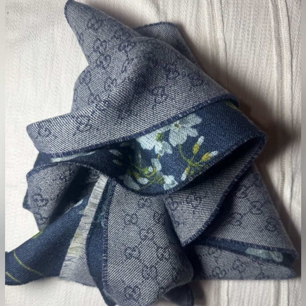 Auth Gucci Blue Floral GG Blooms Hydrangea Double Sided GG Jacquard Wool Scarf - Picture 6 of 16